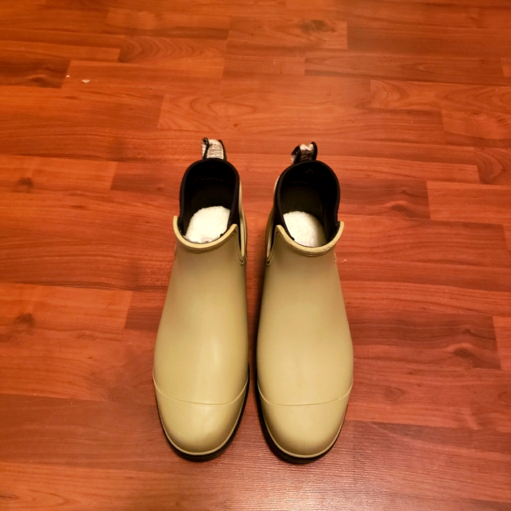 UGG Waterproof Boots. NWD. Gray, Size 9